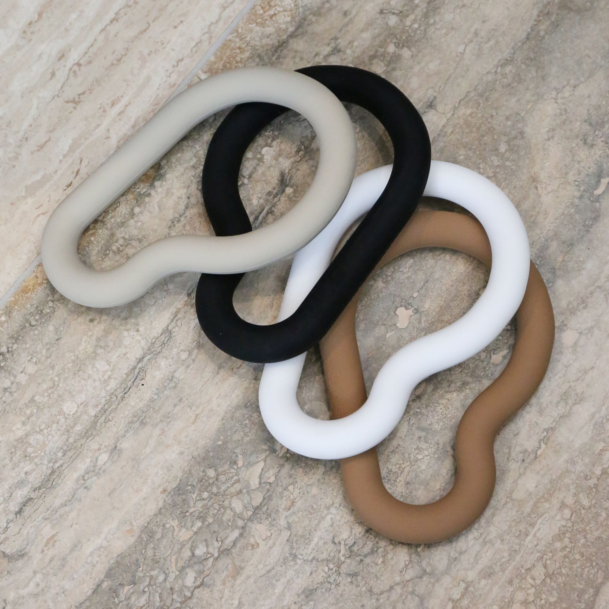 DESIGNSTUFF Heat Resistant Silicone Trivet - White Non-Slip Pot Holder for Kitchen Countertops & Dining Tables - Perfect for Hot Pots, Pans & Dishes