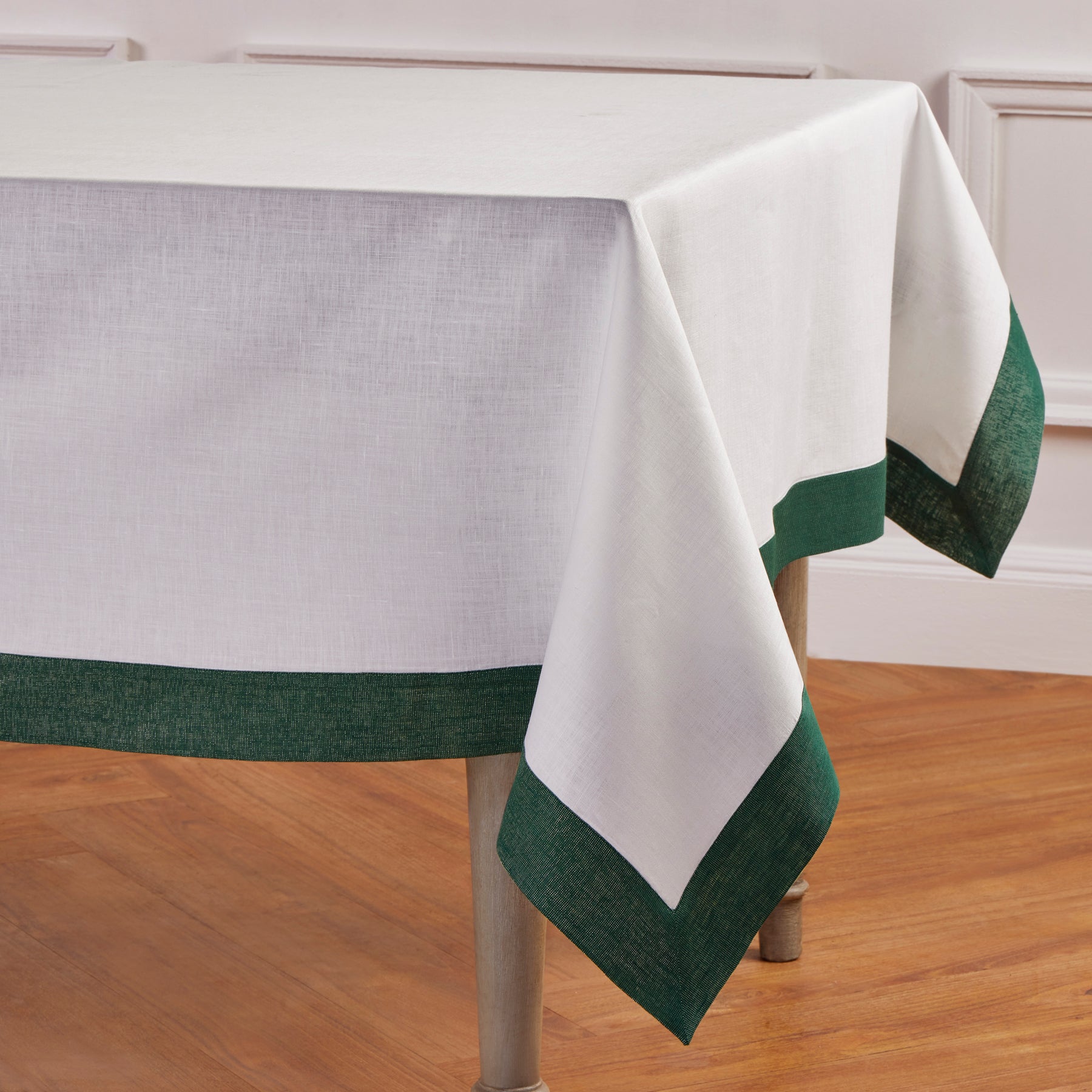 Festive Edge Tablecloth - Elegant Holiday Dining Decor for Christmas, Thanksgiving & Parties - Perfect for Home, Restaurants & Events