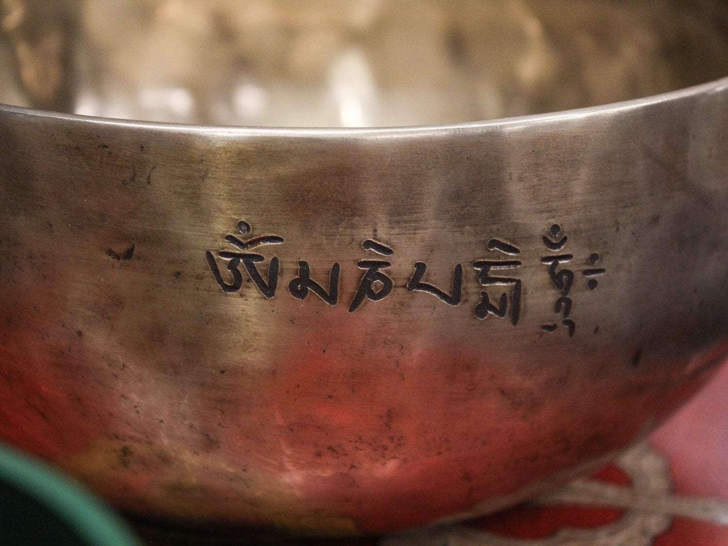 Hand-Carved Guru Rinpoche Tibetan Singing Bowl - Authentic Meditation & Healing Instrument for Yoga, Mindfulness & Sound Therapy