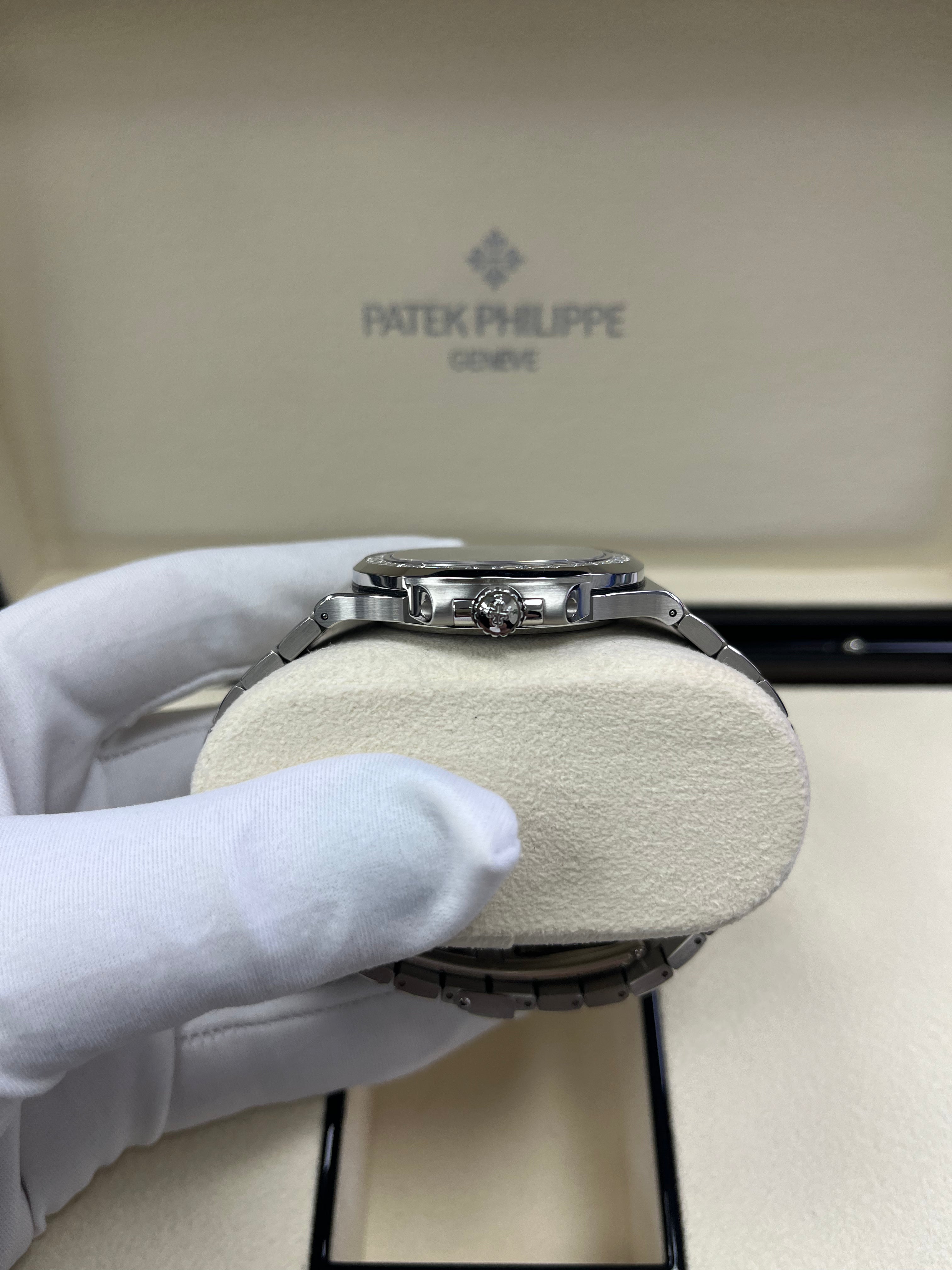 Patek Philippe Nautilus 5711/1300A-001 Luxury Watch with Green Dial - Perfect for Business Meetings & Formal Events