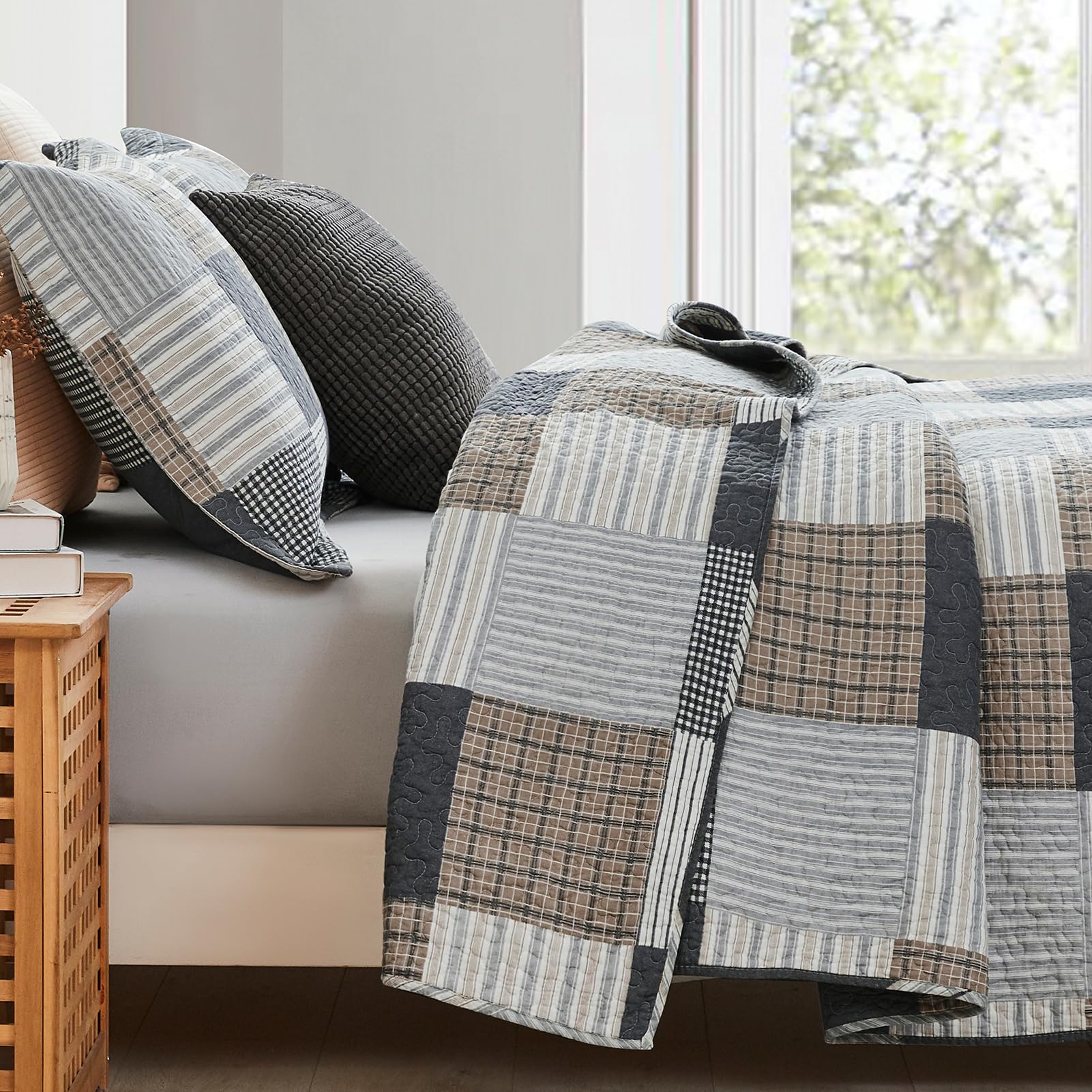 Y-PLWOMEN 100% Cotton Plaid Quilt Queen Size - Farmhouse Style Bedding Set with 2 Pillow Shams, Breathable Lightweight Comforter & Quilted Bedspread (90x98 Inches, Grey Brown) - Perfect for Cozy Farmhouse Bedrooms, Guest Rooms & Seasonal Home Decor