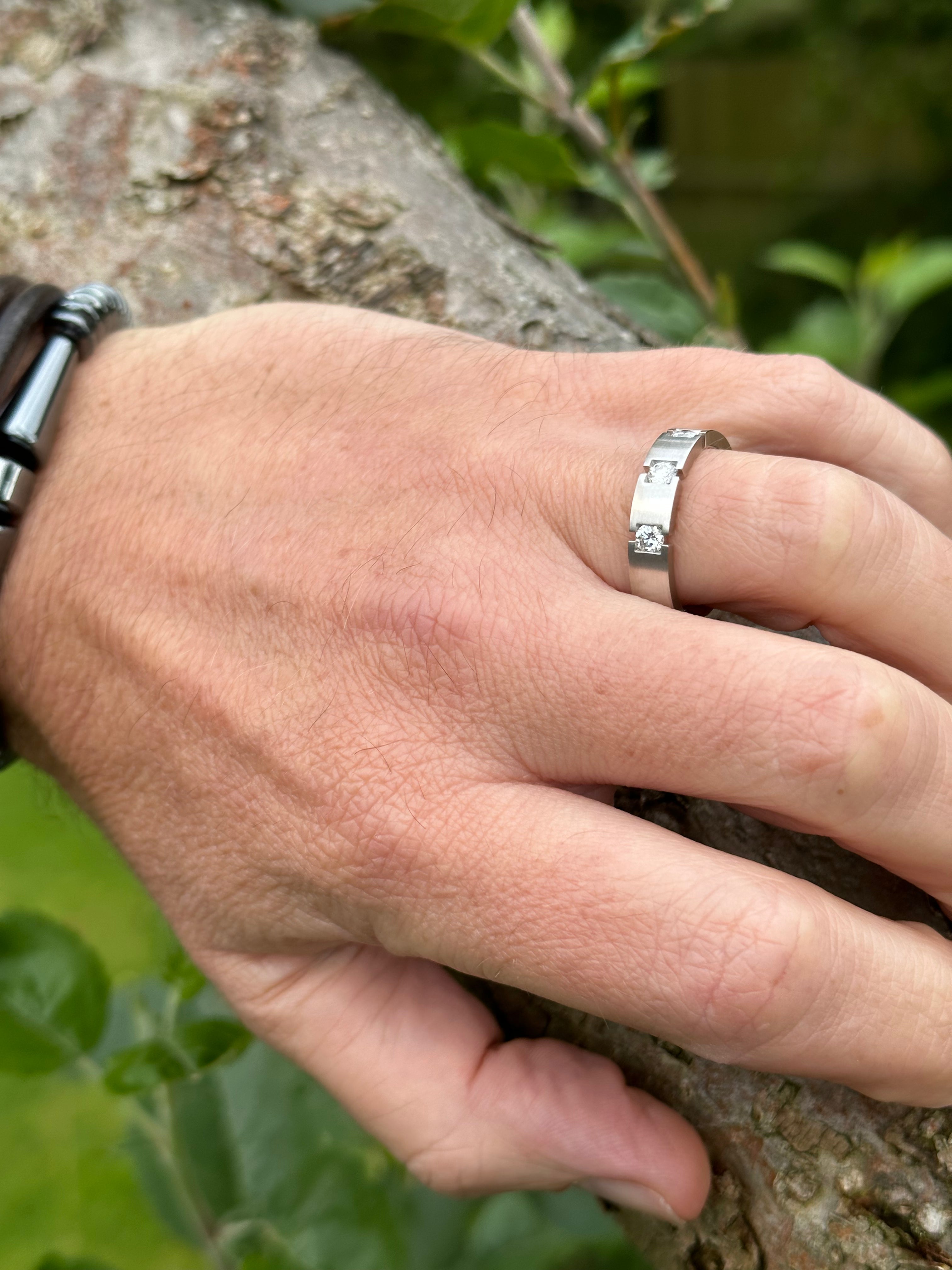 18ct White Gold TWVS 0.45ct 3-Brilliant Cut Diamond Wedding Band Ring - Size T - Perfect for Engagement, Anniversary & Special Occasion Gifts