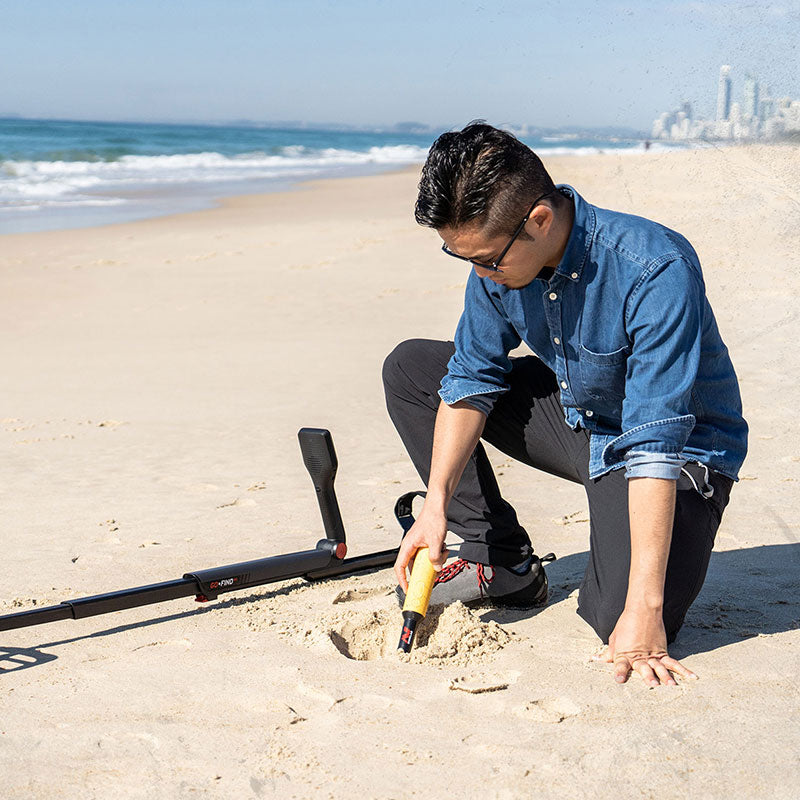 Minelab GO FIND 11 Metal Detector - Lightweight Waterproof Metal Detector for Adults & Kids - Perfect for Beach, Park & Treasure Hunting Adventures
