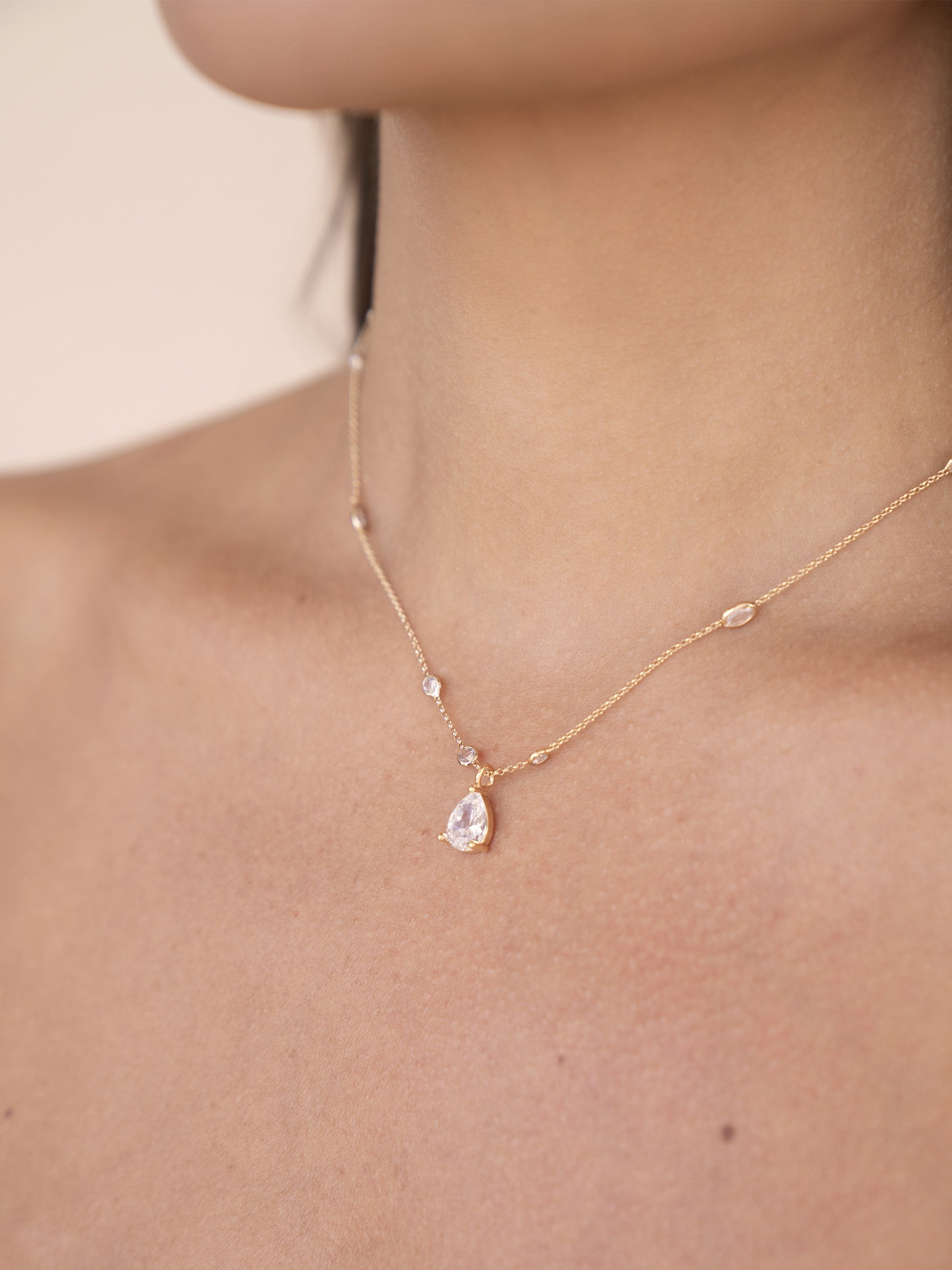 Exquisite Crystal Pendant Necklace for Women - Elegant Jewelry Gift for Birthday, Anniversary & Valentine's Day - Perfect for Party, Wedding & Special Occasions