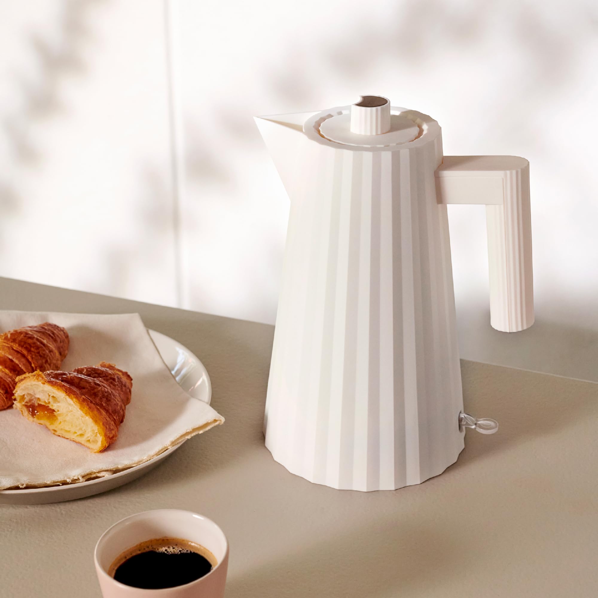 Alessi Plissé MDL06 Electric Kettle with UK Design - 2400W, 1.7L Capacity, White Thermoplastic Resin - Fast Boiling for Tea, Coffee & Kitchen Use (21.5 x 33.5 x 21.5 cm)