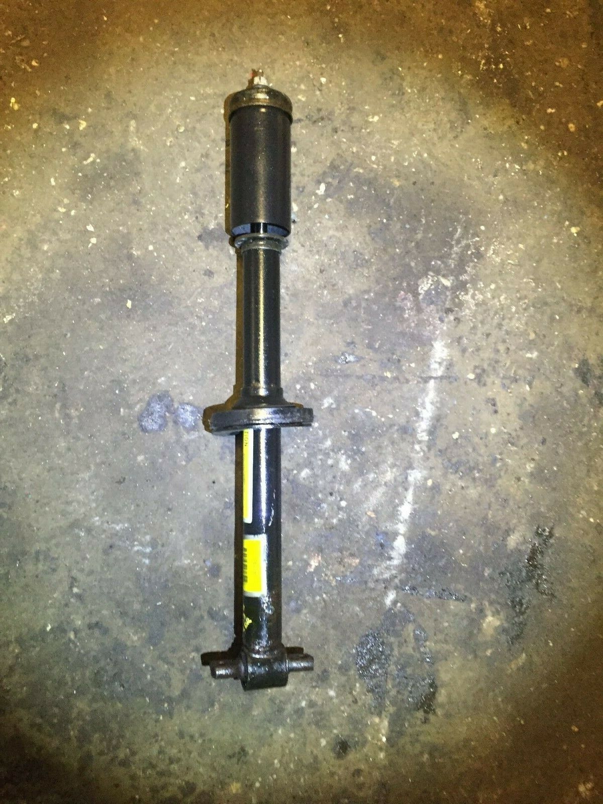 2003-2007 Cadillac CTS Front Left Driver Side Shock Absorber Strut Assembly - OEM Replacement Part for Smooth Ride & Handling | Perfect for City Commuting & Highway Driving