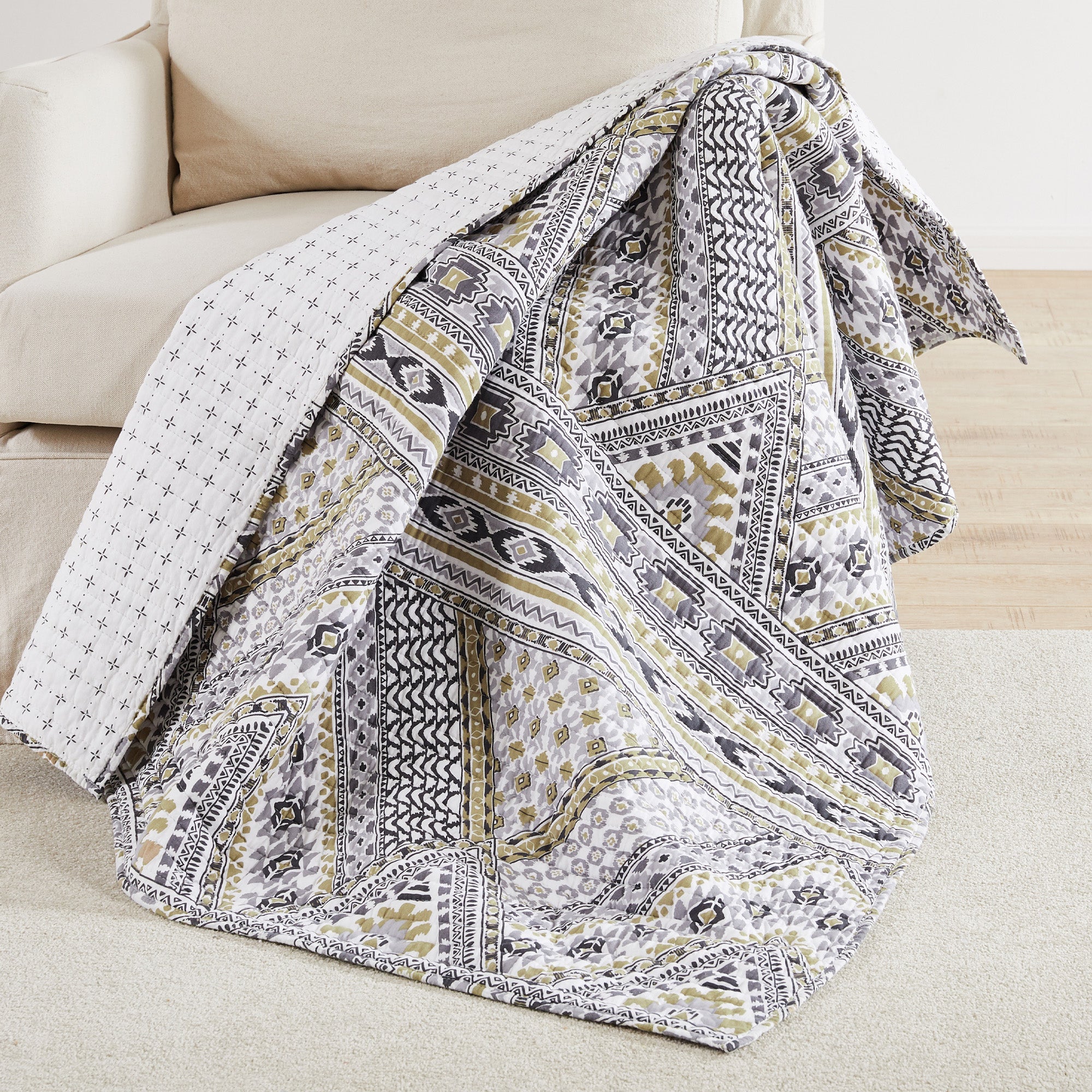 Etrada Quilted Throw Blanket - Soft Cozy Bedspread for Couch, Sofa & Bed - Perfect for Winter Warmth, Home Decor & Gift Giving