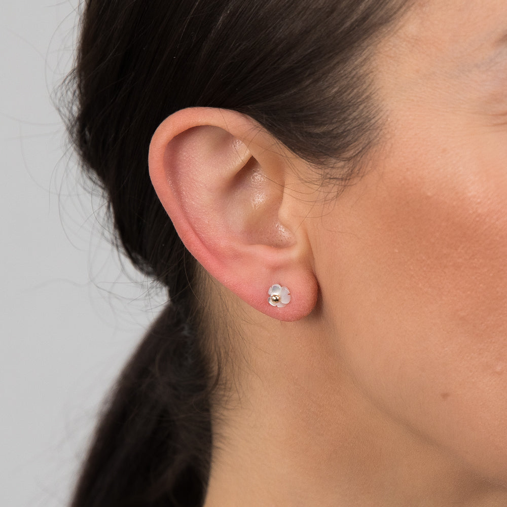 9ct Yellow Gold 6mm Mother of Pearl Flower Stud Earrings for Women - Elegant Pearl Floral Jewelry Gift for Birthday, Anniversary & Special Occasions