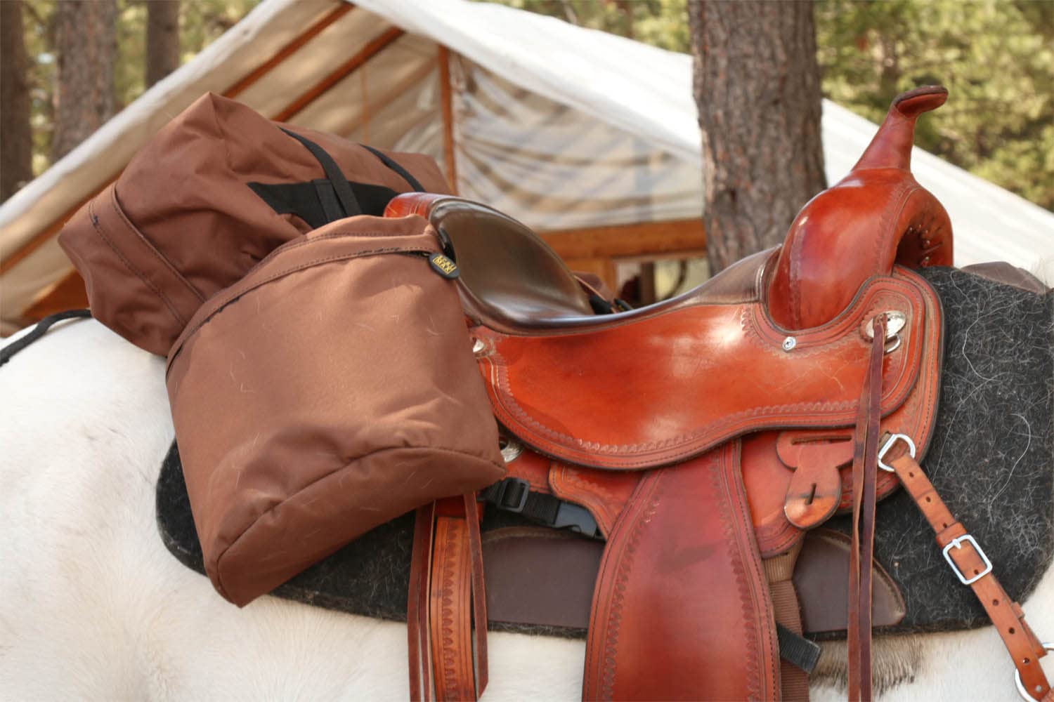 TrailMax Medium Insulated Horse Saddlebags for Western & Endurance Riding - Detachable Cantle Bag Included | Perfect for Trail Rides, Camping & Long-Distance Horseback Adventures