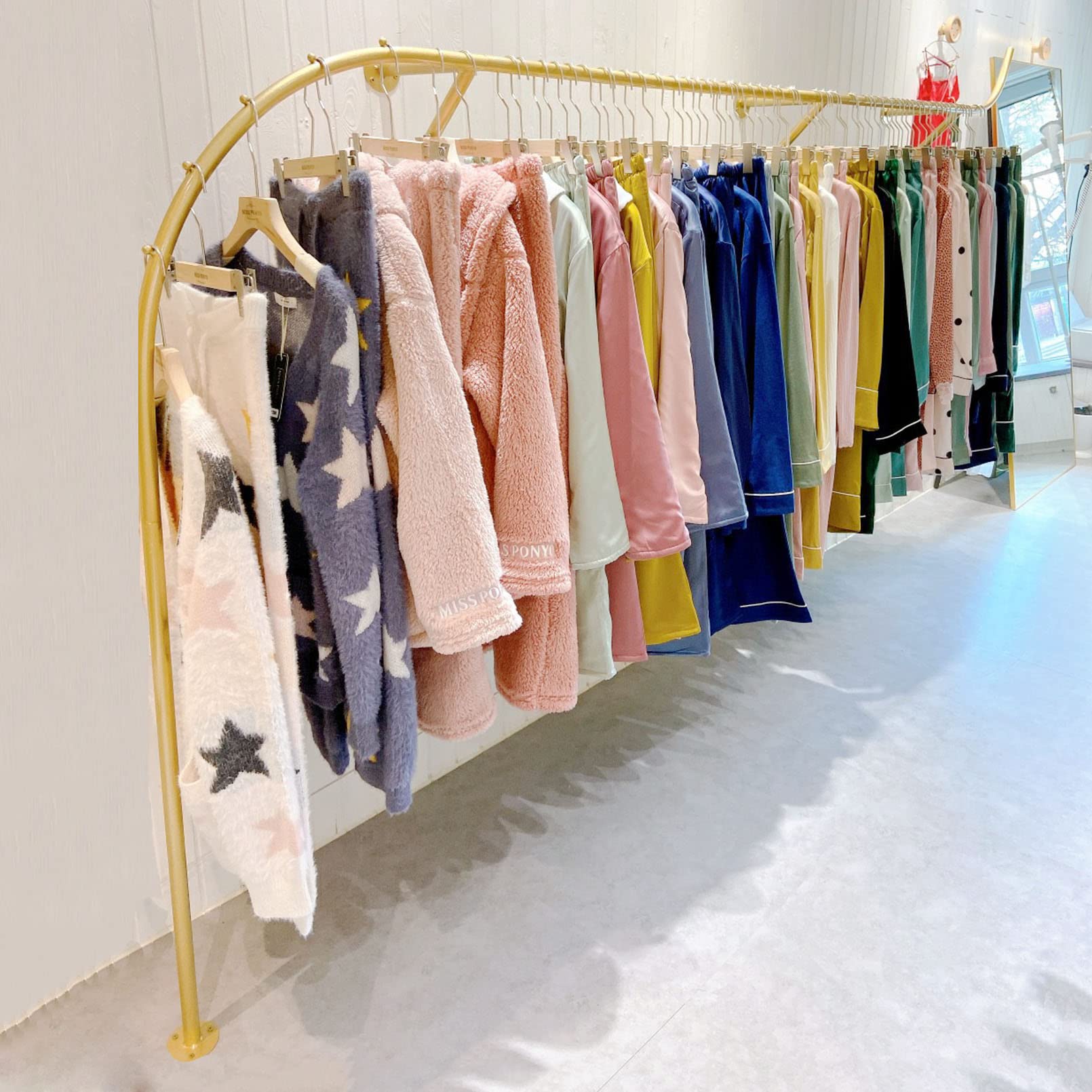 Gold Industrial Pipe Wall-Mounted Clothing Rack - Modern Boutique Display Shelf with 250cm Closet Rod for Home Cloakroom & Retail Store Organization | Perfect for Bedroom, Walk-In Closet, and Storefront Garment Display