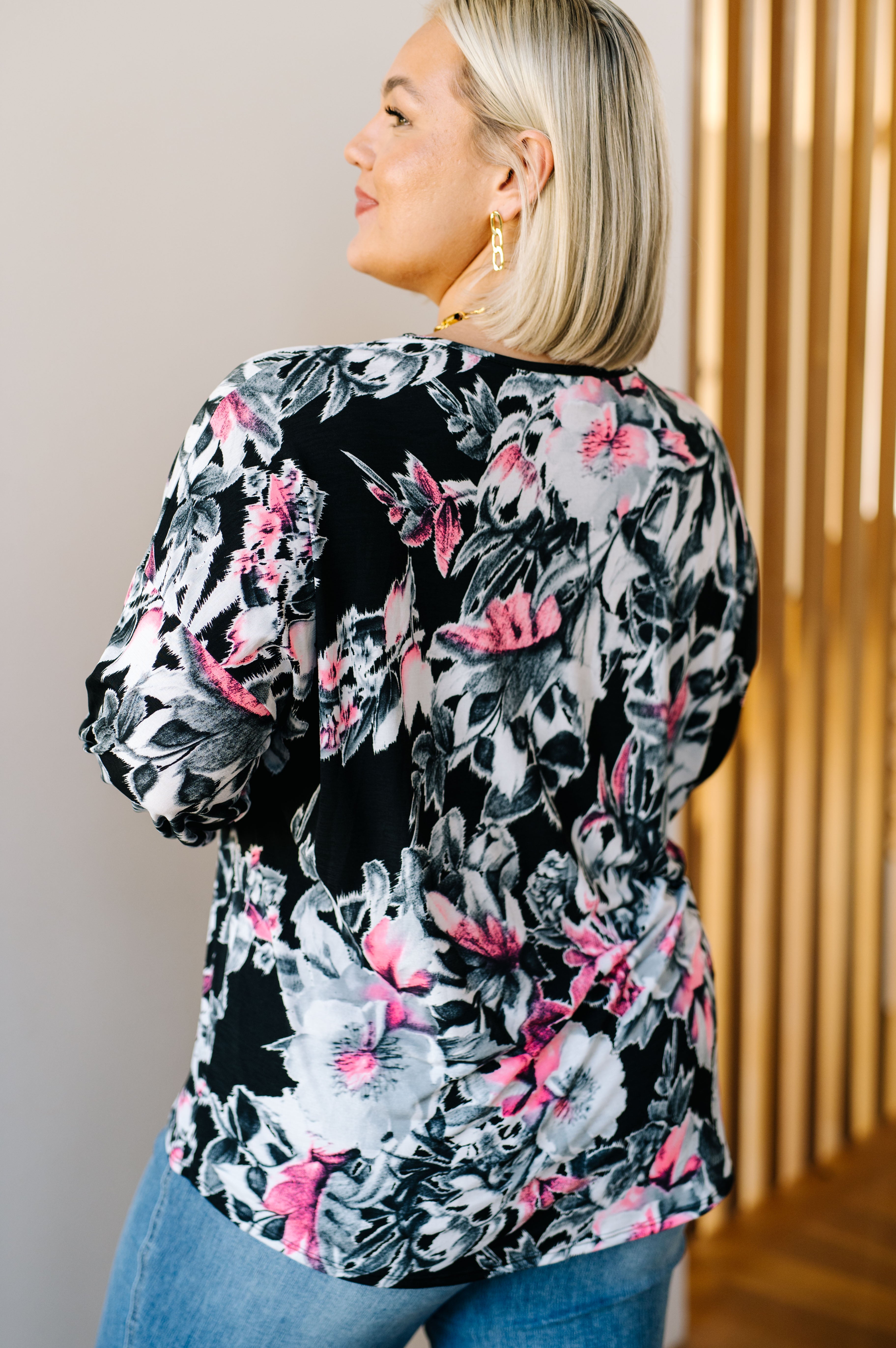 Stylish V-Neck Top for Women - Soft & Comfortable Casual Blouse - Perfect for Work, Date Night & Everyday Wear