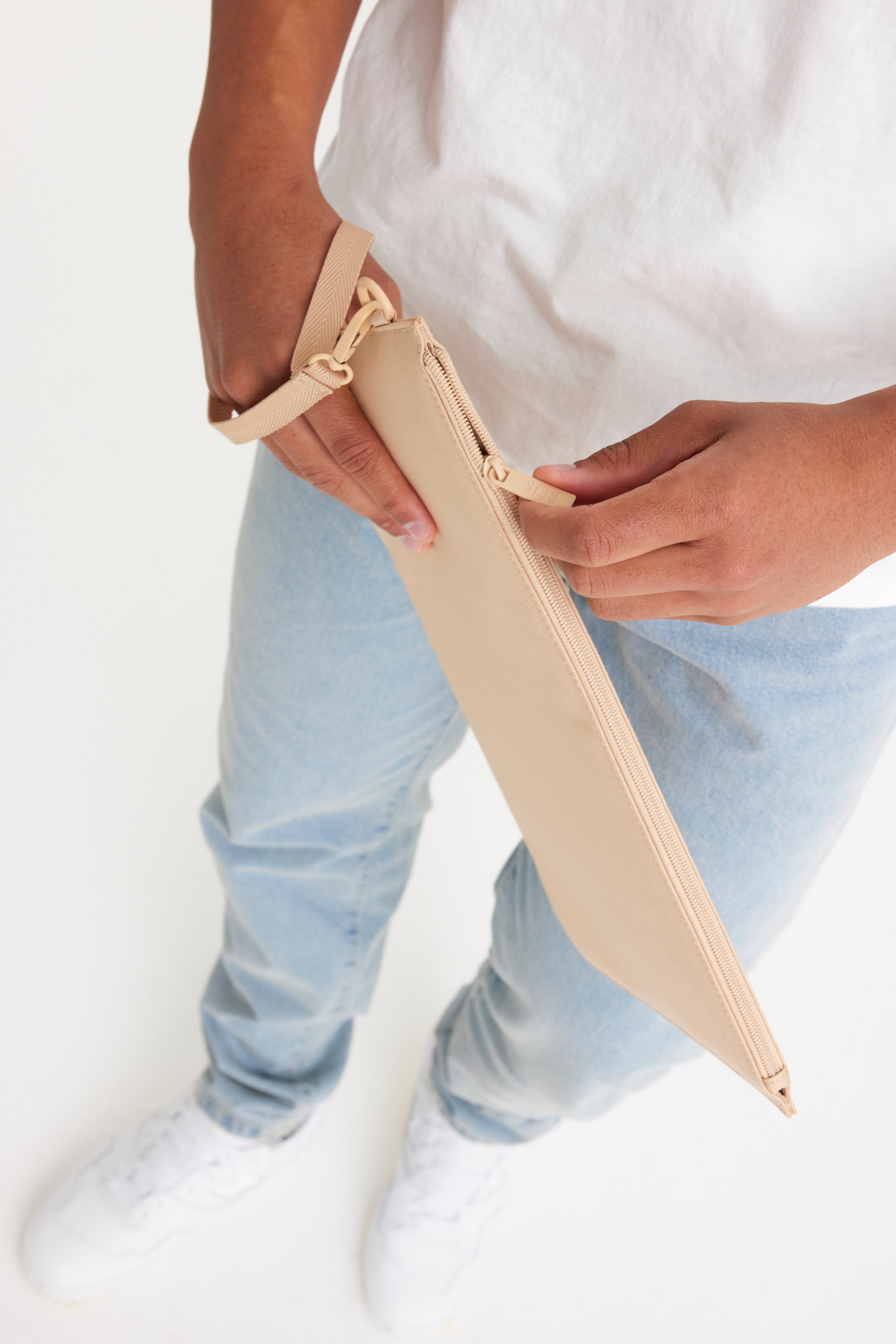 BÉIS Beige Laptop Pouch - Slim Protective Sleeve for 13-15 Inch MacBook & Laptops - Perfect for Work, Travel & School Accessories