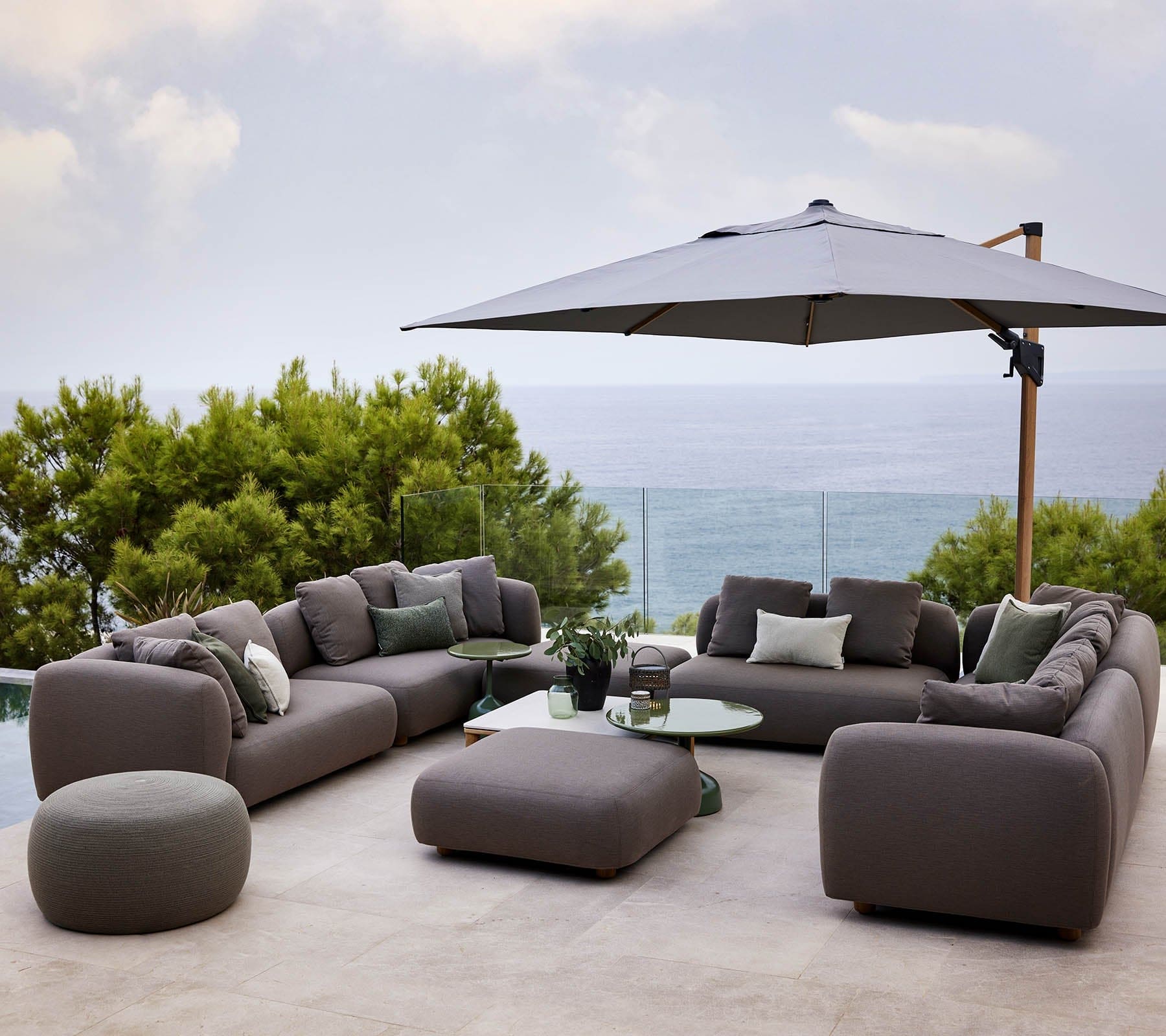 Outdoor Pouf - Waterproof & Durable Floor Cushion for Patio, Garden, or Poolside Relaxation | Perfect for Camping, Picnics, and Beach Lounging